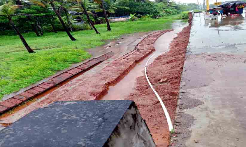 ചന്തേര റെയിൽവേ പ്ലാറ്റ് ഫോം തകർന്നു ചന്തേര റെയിൽവേ പ്ലാറ്റ് ഫോം തകർന്നു