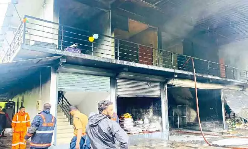 മൂന്നാംപീടികയിൽ വൻ തീപിടിത്തം മൂന്നാംപീടികയിൽ വൻ തീപിടിത്തം