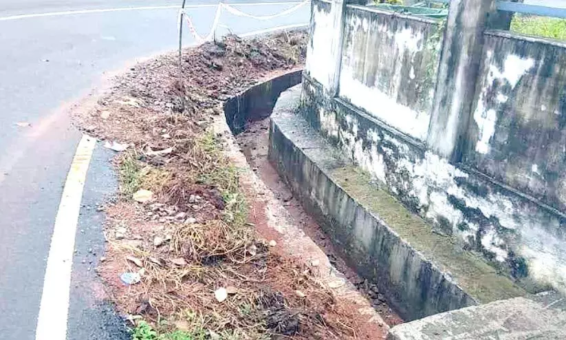 മൂടിയില്ലാത്ത ഓട മൂടിയില്ലാത്ത ഓട