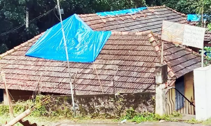 ചോർന്നൊലിച്ച് പൊൻകുന്നം പോസ്റ്റ് ഓഫിസ്