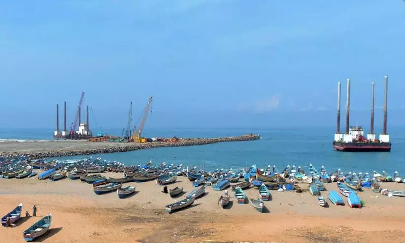 വിഴിഞ്ഞം ചർച്ചയിൽ സമവായമില്ല; ഉപരോധം പൂർണം വിഴിഞ്ഞം ചർച്ചയിൽ സമവായമില്ല; ഉപരോധം പൂർണം