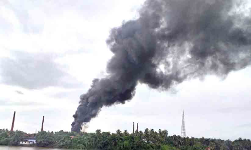 കറുത്തപുക; ആശങ്കയിലായി ഫറോക്ക്-ചെറുവണ്ണൂർ മേഖലയിലെ ജനങ്ങൾ കറുത്തപുക; ആശങ്കയിലായി ഫറോക്ക്-ചെറുവണ്ണൂർ മേഖലയിലെ ജനങ്ങൾ