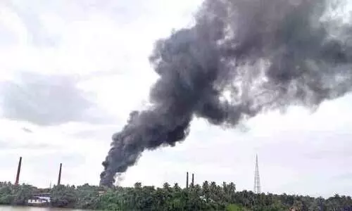 കറുത്തപുക; ആശങ്കയിലായി ഫറോക്ക്-ചെറുവണ്ണൂർ മേഖലയിലെ ജനങ്ങൾ കറുത്തപുക; ആശങ്കയിലായി ഫറോക്ക്-ചെറുവണ്ണൂർ മേഖലയിലെ ജനങ്ങൾ