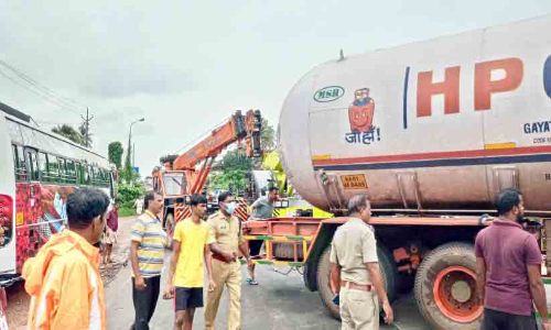 ദേ​ശീ​യ​പാ​ത​യി​ൽ​നി​ന്ന് ടാ​ങ്ക​ർ​ലോ​റി തെ​ന്നി​മാ​റി; ഒ​ഴി​വാ​യ​ത് വ​ൻ ദു​ര​ന്തം