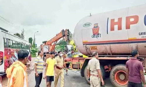 ദേശീയപാതയിൽനിന്ന് ടാങ്കർലോറി തെന്നിമാറി; ഒഴിവായത് വൻ ദുരന്തം ദേശീയപാതയിൽനിന്ന് ടാങ്കർലോറി തെന്നിമാറി; ഒഴിവായത് വൻ ദുരന്തം