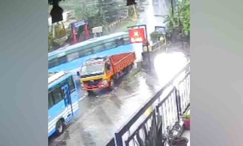 മേപ്പാടി സ്കൂൾ ജങ്ഷനിൽ വീണ്ടും വാഹനാപകടം മേപ്പാടി സ്കൂൾ ജങ്ഷനിൽ വീണ്ടും വാഹനാപകടം