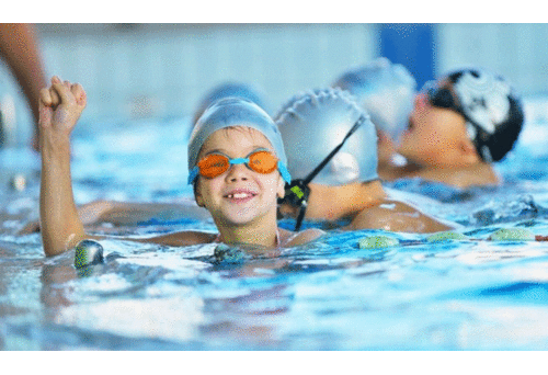 വേനലവധി; കുട്ടികളെ നീന്തൽ പഠിപ്പിച്ച്​ മുനിസിപ്പാലിറ്റി