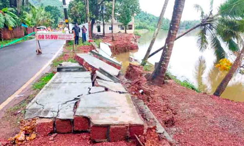 കരയിടിച്ചിൽ രൂക്ഷം; കുപ്പം-മംഗലശ്ശേരി റോഡ് അപകട ഭീഷണിയിൽ