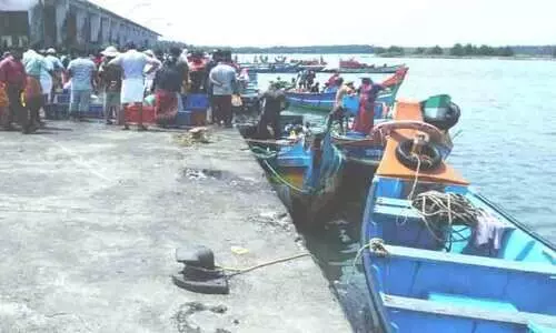 അ​ന​ധി​കൃ​ത മീ​ൻ​പി​ടി​ത്തം; തദ്ദേശ വള്ളങ്ങൾക്ക് ഭീഷണിയായി ഇതരസംസ്ഥാന ബോട്ടുകൾ
