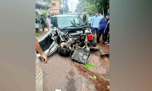 17കാരൻ ഓടിച്ച കാർ മതിലിലിടിച്ചു തകർന്നു; മാതാവിനെതിരെ കേസ്