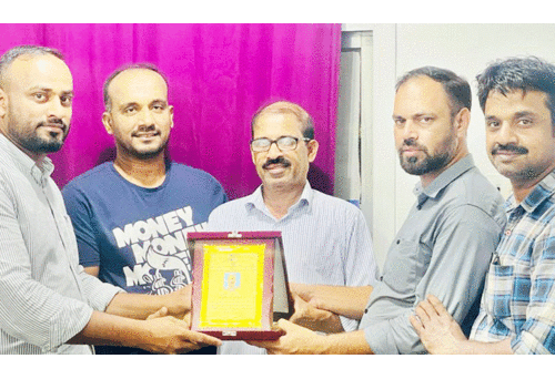 അ​ബ്ദു​ൽ സ​ത്താ​റി​ന് യാ​ത്ര​യ​യ​പ്പ് ന​ൽ​കി