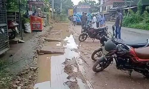 അശാസ്​ത്രീയ ഓട നിർമാണം: വെളിയം ജങ്ഷനിൽ വെള്ളക്കെട്ട്