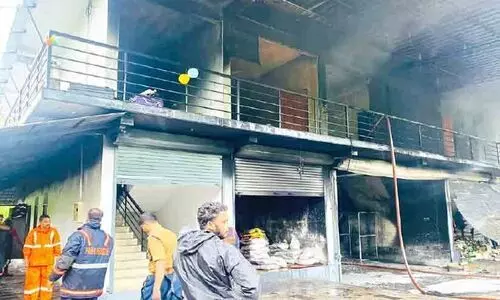 മൂന്നാംപീടികയിൽ വൻ തീപിടിത്തം മൂന്നാംപീടികയിൽ വൻ തീപിടിത്തം