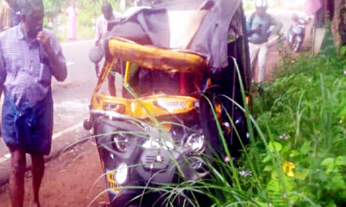 ഓട്ടോ സ്വകാര്യ ബസിന് പിന്നിലിടിച്ച് മൂന്നുപേർക്ക് പരിക്ക്