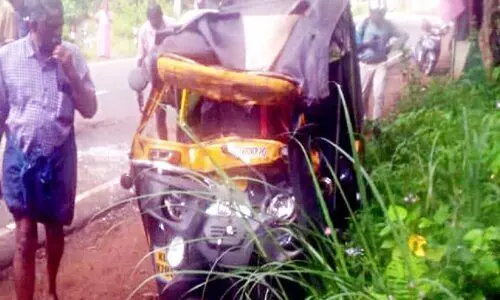 ഓട്ടോ സ്വകാര്യ ബസിന് പിന്നിലിടിച്ച് മൂന്നുപേർക്ക് പരിക്ക്