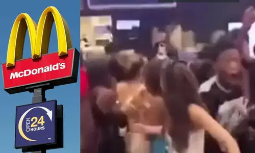 ഇതെന്ത് ചലഞ്ച്...! മക്ഡൊണാൾഡ്സിൽ ഇരച്ചെത്തി കൗമാരക്കാർ; ബർഗറും പാനീയങ്ങളുമായി മുങ്ങി -വിഡിയോ വൈറൽ
