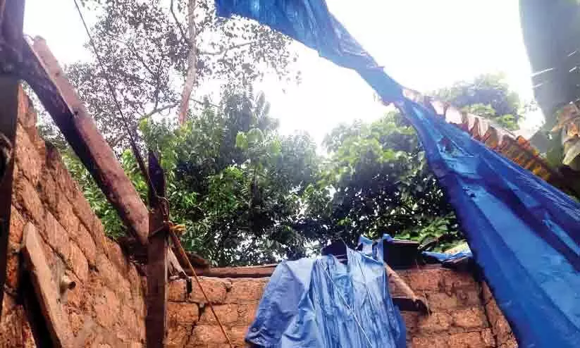 മഴയിൽ വീടിന്റെ മേൽക്കൂര തകർന്നു മഴയിൽ വീടിന്റെ മേൽക്കൂര തകർന്നു