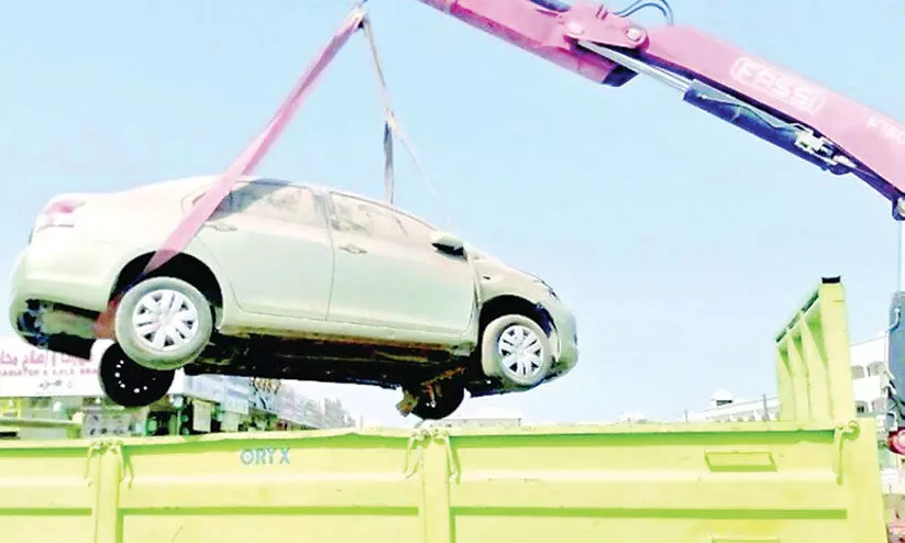 ഉപേക്ഷിക്കപ്പെട്ട വാഹനങ്ങൾ മുനിസിപ്പാലിറ്റി നീക്കിത്തുടങ്ങി