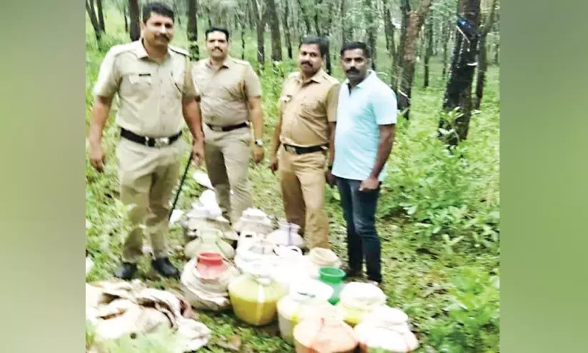 324 ലിറ്റർ വാഷും ചാരായവും പിടിച്ചെടുത്തു