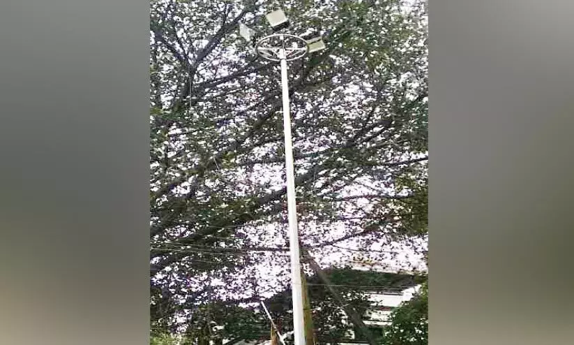 നോക്കുകുത്തിയായി അയ്യംകുളത്തെ മിനി മാസ്റ്റ് ലൈറ്റ്