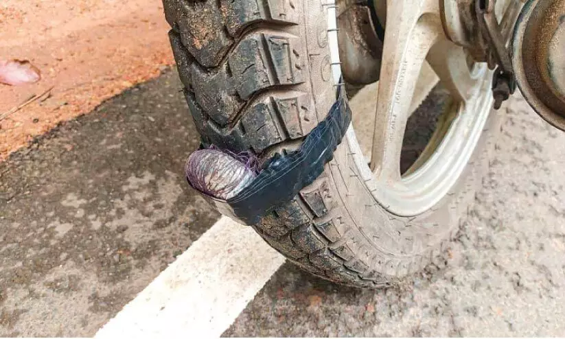 ബൈക്കിന്റെ ചക്രത്തിൽ പന്നിപ്പടക്കം കെട്ടിവെച്ച് യുവാവിനെ അപായപ്പെടുത്താൻ ശ്രമം