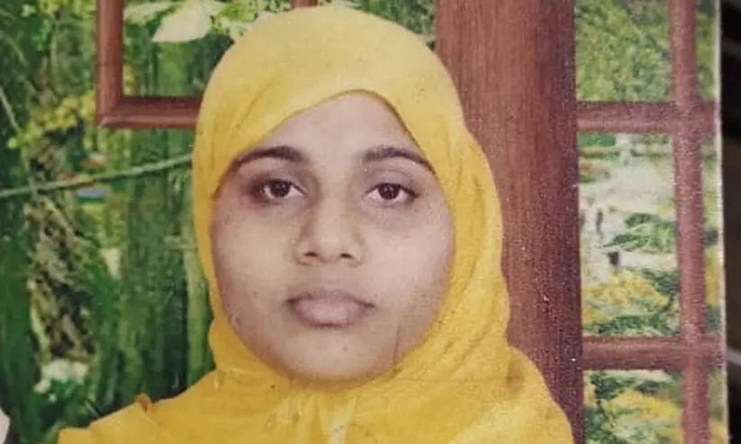 മകൾ ഓടിച്ച സ്കൂട്ടറിൽ ലോറിയിടിച്ച് മാതാവ് മരിച്ചു