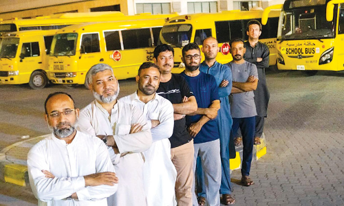 ഇതാ ഇവിടെയൊരു സ്കൂൾ ബസ് കുടുംബം ഇതാ ഇവിടെയൊരു സ്കൂൾ ബസ് കുടുംബം