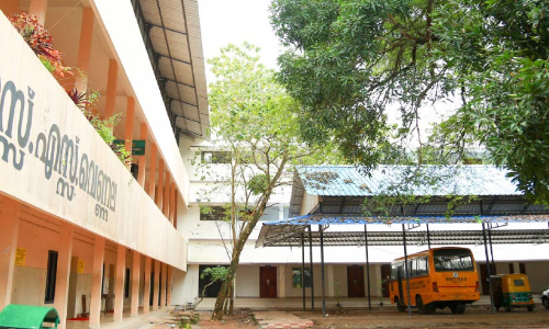 കിഫ്‌ബി-പി.ടി.എ തർക്കം; സ്കൂൾ കെട്ടിടം പൂട്ടി