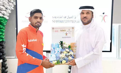 റോഡിലെ തടസ്സംനീക്കി മാതൃകയായ ഡെലിവറി ബോയിയെ ആദരിച്ചു