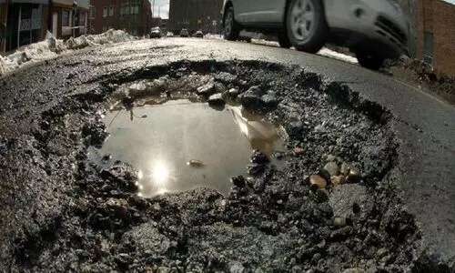 സ്കൂട്ടർ കുഴിയിൽ വീണ് അപകടം; യുവതിയുടെ കാലിൽ ബസ് കയറി