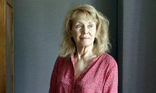 ഫ്ര​ഞ്ച് എ​ഴു​ത്തു​കാ​രി ആ​നി എ​ർ​നോ​യുടെ A Mans Place നോവൽ വായിക്കുന്നു