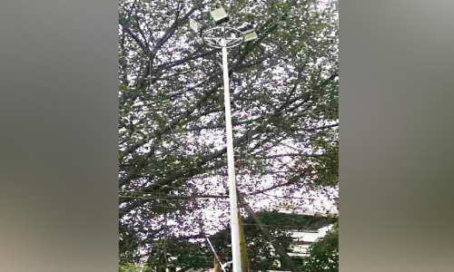 നോക്കുകുത്തിയായി അയ്യംകുളത്തെ മിനി മാസ്റ്റ് ലൈറ്റ്