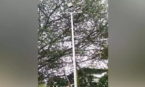 നോക്കുകുത്തിയായി അയ്യംകുളത്തെ മിനി മാസ്റ്റ് ലൈറ്റ്