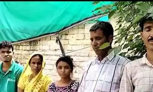 ഭിന്നശേഷിക്കാരായ മക്കളെ ചികിത്സിക്കാൻ സ്ഥലവും വീടും വിറ്റ ഹിന്ദു ഗ്രാമീണനെ സഹായിക്കാൻ കൈകോർത്ത് മുസ്‍ലിം സഹോദരങ്ങൾ