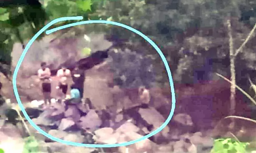 മലവെള്ളപ്പാച്ചിൽ; ഉറുമി പുഴയിൽ കുടുങ്ങിയ അഞ്ച് യുവാക്കളെ രക്ഷപ്പെടുത്തി മലവെള്ളപ്പാച്ചിൽ; ഉറുമി പുഴയിൽ കുടുങ്ങിയ അഞ്ച് യുവാക്കളെ രക്ഷപ്പെടുത്തി