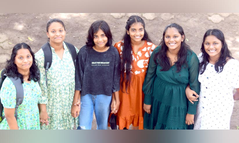 ഒരുക്ലാസിൽ മൂന്ന് പെൺഇരട്ടകൾ; നാൽവർ സംഘത്തിന് കൂട്ടായി ഇരട്ട അമ്മമാരും ഒരുക്ലാസിൽ മൂന്ന് പെൺഇരട്ടകൾ; നാൽവർ സംഘത്തിന് കൂട്ടായി ഇരട്ട അമ്മമാരും