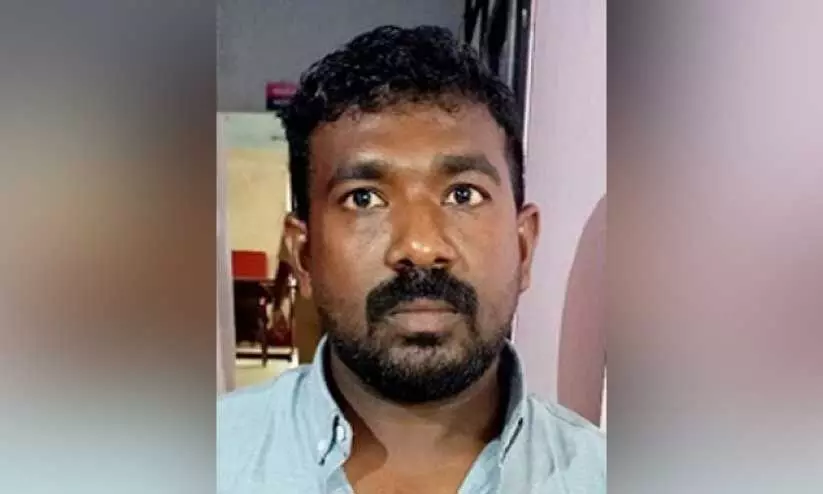 പോക്സോ കേസ്; പ്രതി വിമാനത്താവളത്തിൽ പിടിയിൽ പോക്സോ കേസ്; പ്രതി വിമാനത്താവളത്തിൽ പിടിയിൽ