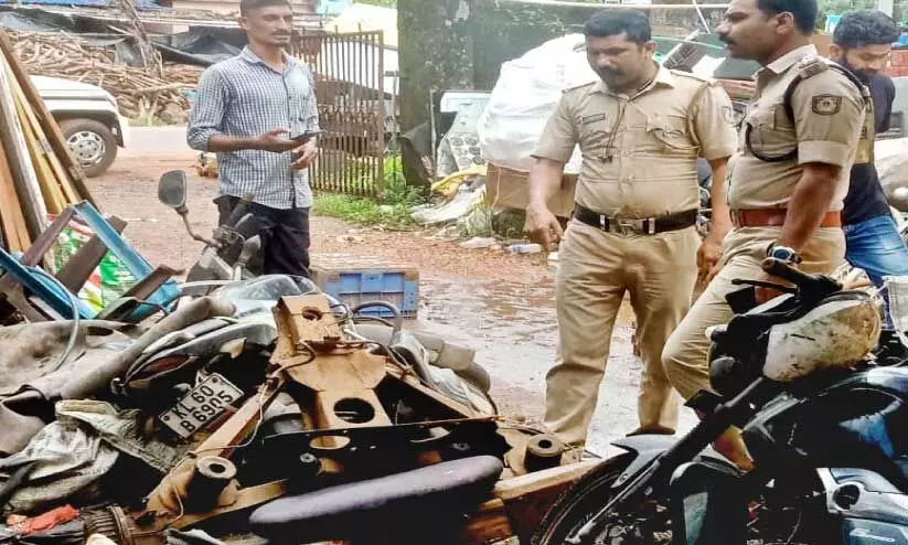 ബൈക്കുകൾ പൊളിച്ചുവിൽക്കുന്ന സംഘം സജീവം; ആക്രിക്കടയിൽനിന്ന് രണ്ട് വാഹനങ്ങൾ പിടികൂടി ബൈക്കുകൾ പൊളിച്ചുവിൽക്കുന്ന സംഘം സജീവം; ആക്രിക്കടയിൽനിന്ന് രണ്ട് വാഹനങ്ങൾ പിടികൂടി
