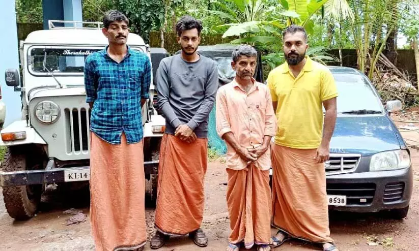 കാട്ടുപന്നികളെ വേട്ടയാടി ഇറച്ചി വിൽപന; നാലംഗ സംഘം പിടിയിൽ കാട്ടുപന്നികളെ വേട്ടയാടി ഇറച്ചി വിൽപന; നാലംഗ സംഘം പിടിയിൽ