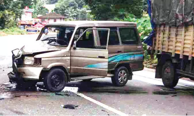 കാർ ലോറിയിലിടിച്ചു; ഒരാൾക്ക് പരിക്ക് കാർ ലോറിയിലിടിച്ചു; ഒരാൾക്ക് പരിക്ക്