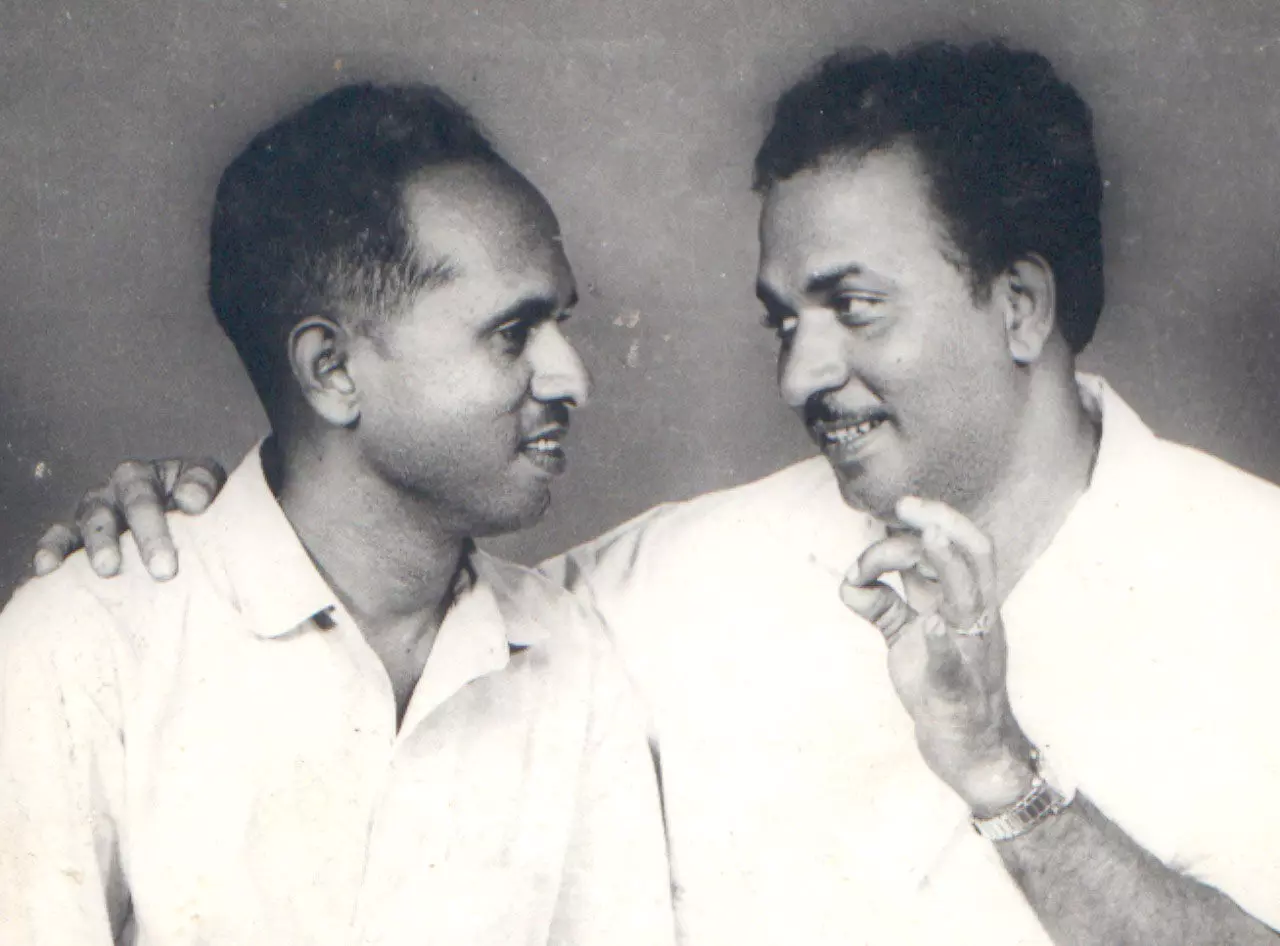 കാ​​മ്പി​​ശ്ശേ​​രി ന​​ട​​ൻ കൊ​​ട്ടാ​​ര​​ക്ക​​ര ശ്രീ​​ധ​​ര​​ൻ നാ​​യ​​രോ​​ടൊ​​പ്പം