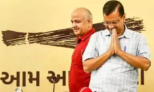 കാവിതട്ടകത്തിൽ ആപ്   കയറിക്കളിക്കുമ്പോൾ