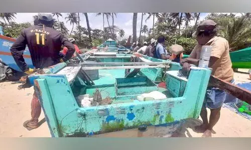 മത്സ്യബന്ധന വള്ളം മറിഞ്ഞു