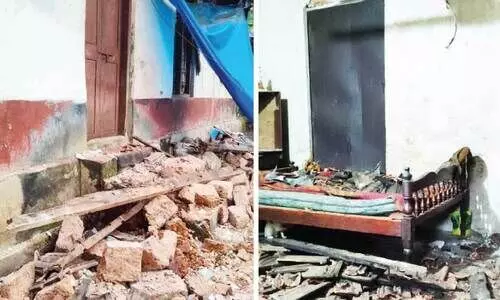 രാത്രി വീട് തകർന്നു; വീട്ടുകാർ രക്ഷപ്പെട്ടത് തലനാരിഴക്ക്​