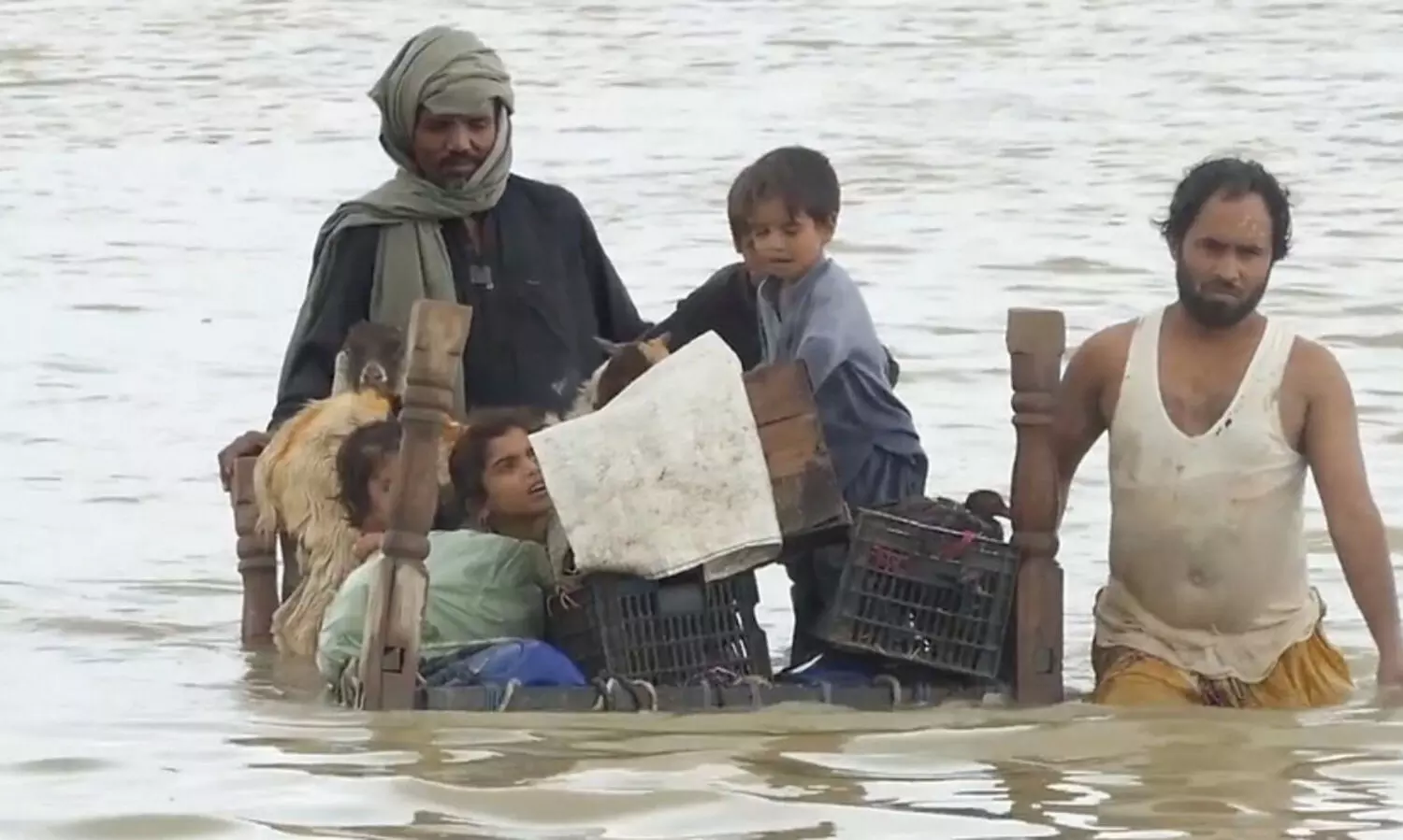 പ്രളയത്തിൽ പകച്ച് പാകിസ്താൻ; ജൂൺ മുതൽ മരണം ആയിരത്തിനടുത്ത്