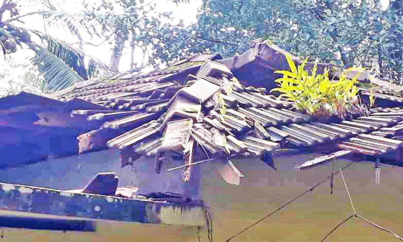 വീട് മഴയിൽ തകർന്നു