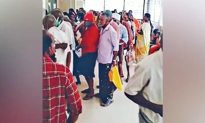 ഫാർമസിയിൽ വേണ്ടത്ര ജീവനക്കാരില്ല; ബത്തേരി താലൂക്ക് ആശുപത്രിയിൽ രോഗികൾ നിന്ന് മടുക്കുന്നു