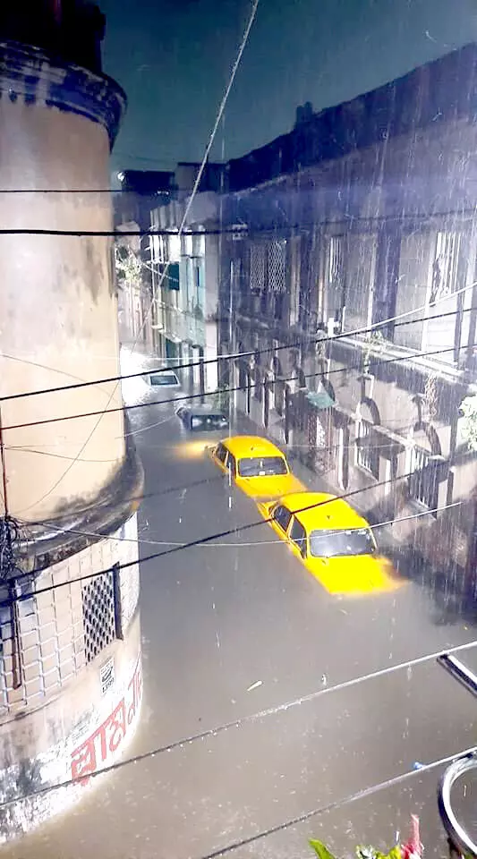 അം​ഫാ​ന്‍ കൊ​ടു​ങ്കാ​റ്റിനെത്തുടർന്ന് വെള്ളം കയറിയ വടക്കൻ കൊൽക്കത്തയിലെ സൂക്കീ തെരുവ്