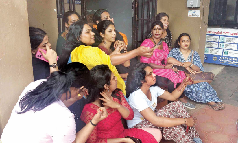 പരാതികളിൽ നടപടിയില്ല; പൊലീസ് സ്റ്റേഷനിൽ ട്രാൻസ്ജെൻഡറുകളുടെ പ്രതിഷേധം പരാതികളിൽ നടപടിയില്ല; പൊലീസ് സ്റ്റേഷനിൽ ട്രാൻസ്ജെൻഡറുകളുടെ പ്രതിഷേധം