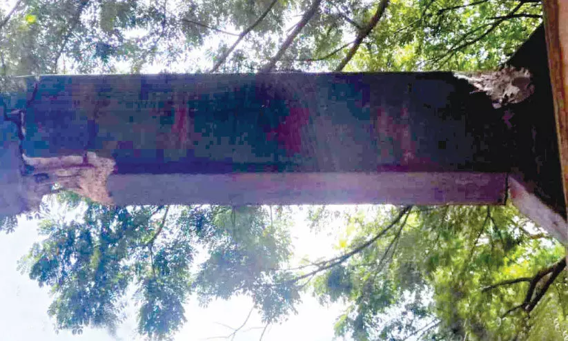 കുറ്റിപ്പുറം പാലത്തിന്‍റെ കമാന ബീമുകൾ മണ്ണുമാന്തിയന്ത്രം ഇടിച്ചു തകർന്നു